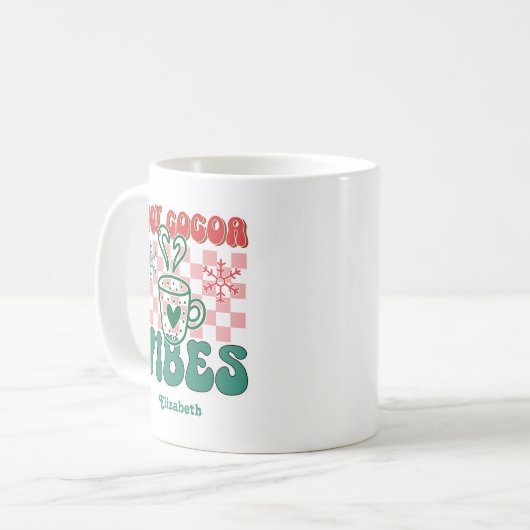 Retro “Hot Cocoa Vibes” Personalized Christmas Koffiemok (Voorkant links)