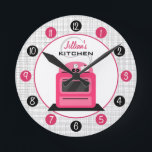 Retro Hot Pink Stove Persoonlijke keukenklok Ronde Klok<br><div class="desc">Een klok met een afbeelding van een retro hete roze keukenfornuis.  Personaliseer met jouw naam over illustratie.  De klok kenmerkt witte aantallen op roze en zwarte stippen.</div>