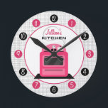 Retro Hot Pink Stove Persoonlijke keukenklok Ronde Klok<br><div class="desc">Een klok met een afbeelding van een retro hete roze keukenfornuis.  Personaliseer met jouw naam over illustratie.  De klok kenmerkt witte aantallen op roze en zwarte stippen.</div>