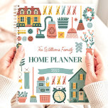 Retro Huishoudelijke klusjes Aangepaste familienaa Planner<br><div class="desc">Dit charmante ontwerp heeft een retro-geïnspireerd thema van huishoudelijke taken, met illustraties in stijl van bezems, stofzuigers, huizen en bloemen in zacht gedempte kleuren. De gepersonaliseerde naam en de tekst "Home Planner 2025" maken het een functionele en stijlvolle toevoeging aan elk huis. Ideaal voor gezinnen, thuismakers of iedereen die van...</div>