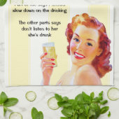Retro Huisvrouw met Cocktail Grappig Drink Quote Theedoek (Gevouwen)