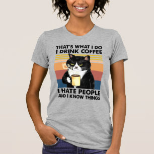 RETRO I DRINK KOFFIE IK HAAT MENSEN IK WEET DINGEN T-SHIRT