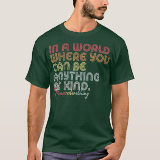 Retro in een wereld waar je alles kunt zijn t-shirt