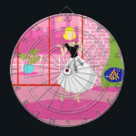 Retro in het roze kunstbord dartbord<br><div class="desc">Deze Retro in de roze Dart Board ziet eruit als een scène uit een romantische komedie uit 1960. Het minimalistische ontwerp shows een verfijnde vrouw in haar ultra kitschy en ultra roze, penthouse appartement. De kamer is voorzien van een roze muur met witte grondlijnen. Voor de muur is er een...</div>