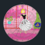 Retro in het roze kunstbord dartbord<br><div class="desc">Deze Retro in de roze Dart Board ziet eruit als een scène uit een romantische komedie uit 1960. Het minimalistische ontwerp shows een verfijnde vrouw in haar ultra kitschy en ultra roze, penthouse appartement. De kamer is voorzien van een roze muur met witte grondlijnen. Voor de muur is er een...</div>