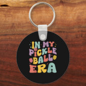 Retro in pickleball-tijdperk grappige pickleball-s sleutelhanger (Voorkant)