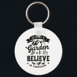 Retro Inspirerend Gardening Gardener en Farmer Sleutelhanger<br><div class="desc">Een tuin Planten is morgen geloven. Inspirerend en motivatie ontwerp voor tuinbouwmachines. Deze en retro-tuinbouwgereedschappen zijn geweldig voor degenen die houden van tuinbouw, landbouw, bloemen, groenten en fakobomen. Houd uw positieve houding en goede bloemen tijdens het werken in de tuin. Geweldig kerstcadeau en verjaardagscadeau voor moeder, oma, zus, tante. De...</div>