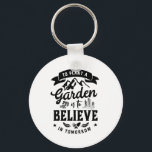 Retro Inspirerend Gardening Gardener en Farmer Sleutelhanger<br><div class="desc">Een tuin Planten is morgen geloven. Inspirerend en motivatie ontwerp voor tuinbouwmachines. Deze en retro-tuinbouwgereedschappen zijn geweldig voor degenen die houden van tuinbouw, landbouw, bloemen, groenten en fakobomen. Houd uw positieve houding en goede bloemen tijdens het werken in de tuin. Geweldig kerstcadeau en verjaardagscadeau voor moeder, oma, zus, tante. De...</div>