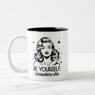 Retro jaren 1950 Glam Girl Funny Sarcastic Quote Tweekleurige Koffiemok