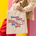 Retro Kamala Harris Tim Walz Schattigee verkiezing Tote Bag<br><div class="desc">Deze leuke retro Kamala Harris Tim Walz canvas tas heeft sterren en golvende strepen in blauw en rood voor de VS. Een cool patriottisch Amerikaans democratisch geschenk in leuk  lettertype.</div>