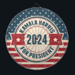 Retro Kamala Harris voor President 2024 Dartbord<br><div class="desc">Schattigee retro Kamala Harris voor President Stars and Stripes dart board met de Amerikaanse vlag voor de 2024-verkiezingen. Een cool  uitziend cadeau voor een democraat in blauw en rood. Patriottisch democratisch partijontwerp.</div>