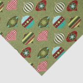 Retro kerstboomversieringen op groene ontkoppeling tissuepapier (Detail)