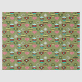 Retro kerstboomversieringen op groene ontkoppeling tissuepapier