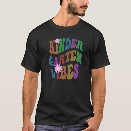 Retro KINDERGARTEN VIBES Teacher Peace Love Kinder T-shirt (Voorkant)