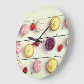 Retro kitchen clock with cupcakes and strawberries grote klok (Hoek)