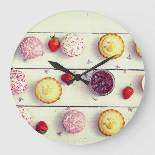 Retro kitchen clock with cupcakes and strawberries grote klok