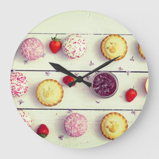 Retro kitchen clock with cupcakes and strawberries grote klok (Voorkant)