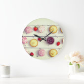 Retro kitchen clock with cupcakes and strawberries grote klok (Huis)