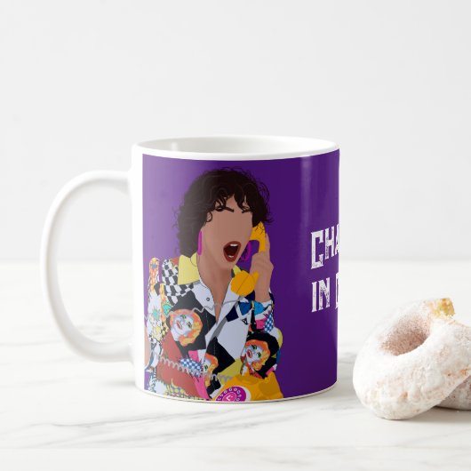 Retro Kleurrijke Pop Art Stijlvolle Vrouw Holding  Koffiemok (Met donut)