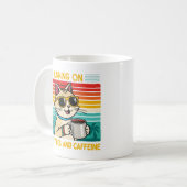 Retro koffie kat vibes - grappige cafeïne liefhebb koffiemok (Voorkant links)
