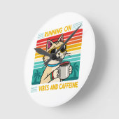 Retro koffie kat vibes - grappige cafeïne liefhebb ronde klok (Hoek)