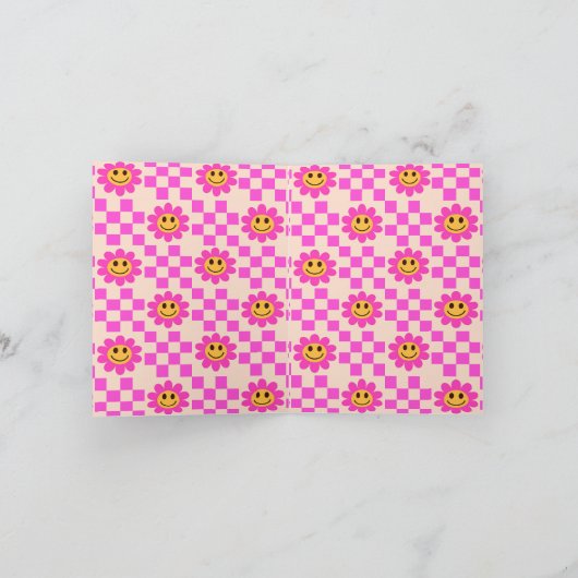 Retro Lachende Roze Bloem Geruite Meisje Verjaarda (Binnen)