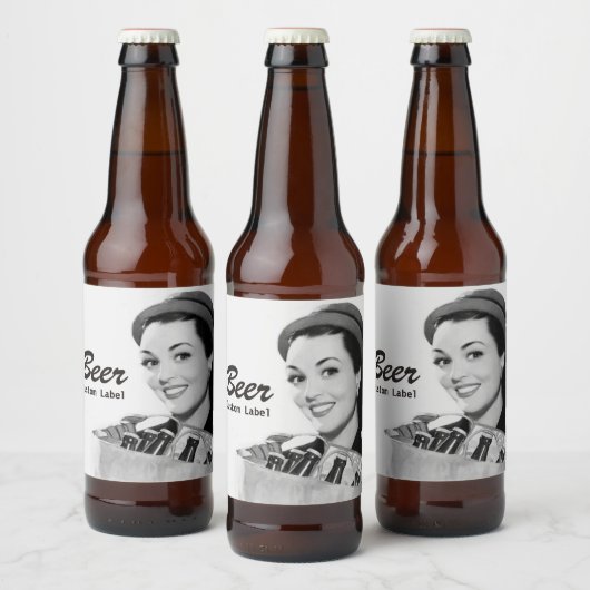 Retro Lachende Vrouw 1950's Holding Bag of Beer Bier Etiket (Flessen)