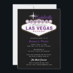 Retro Las Vegas Sign Bachelorette Party Uitnodigin Kaart<br><div class="desc">Het iconische "Welkom in Las Vegas" gebarentaal is voorzien van de tekst "Party in Las Vegas". De stijltekst van de terugkeer voor de naam van de bruid en casino naam. Retro-sterpatroonbacker is optioneel. Afgeronde hoeken zijn optioneel. Zwart-paars kleurenschema. Andere kleurencombinaties zijn beschikbaar.</div>