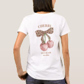 Retro Leopard Bow Cherry Sweet & Soft Since Slogan T-shirt (Achterkant)