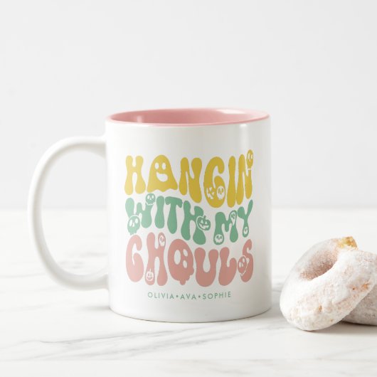 Retro Leuke Halloween Hanging met mijn Ghouls | ro Tweekleurige Koffiemok (Met donut)