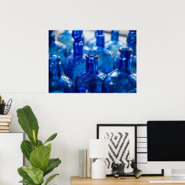 Retro Levendige Blauwe Glazen Flessen In de Ramen  Poster