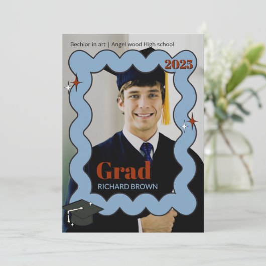 Retro Lichtblauwe kronkelende golvende afstuderen  Aankondiging (Staand voorkant)