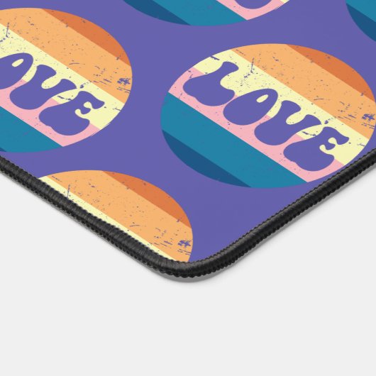 Retro Liefde Typografie Op Sunset Stripes Bureaumat (Hoek)