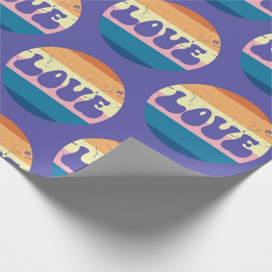 Retro Liefde Typografie Op Sunset Stripes Cadeaupapier (Hoek)