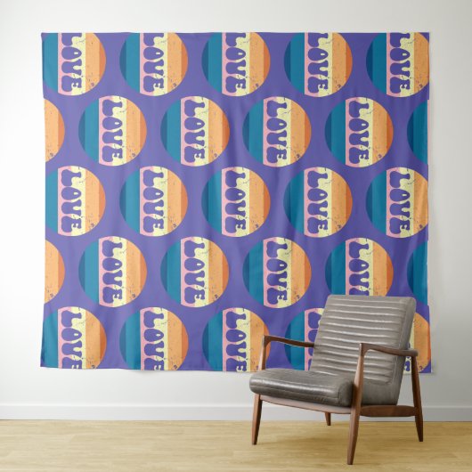 Retro Liefde Typografie Op Sunset Stripes Wandkleed (In Situ (horizontaal))