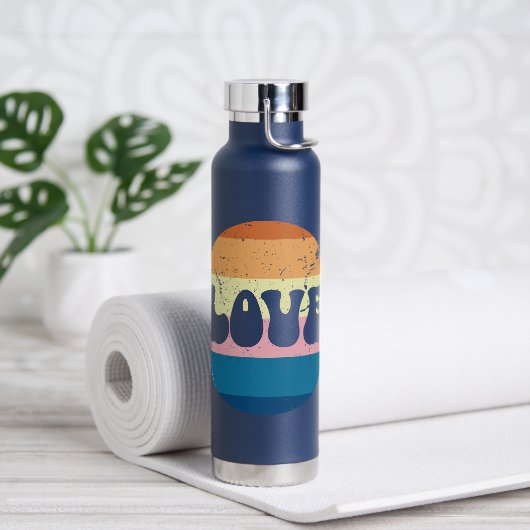 Retro Liefde Typografie Op Sunset Stripes Waterfles (Yoga)