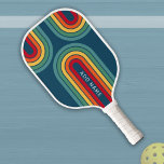 Retro Line Arch met regenboogkleuren - Script Name Pickleball Paddle<br><div class="desc">Een funky lijnboogpatroon met blauw, groen, geel, oranje en rood. Het retro ontwerp omvat krommen en lijnen in dikke kleuren. Voeg jouw naam toe of schrap de tekst voor een leuke retro dekking. De naam is een eenvoudige sans serif doopvont in wit. Als u op de aanpassingsverbinding klikt, kunt u...</div>