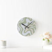Retro Liquid Swirl Abstract Patroon in Sage Green Ronde Klok (Huis)