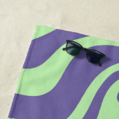 Retro Liquid Swirl Abstract Patroon Paars Mint Strandlaken (In situ)