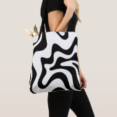 Retro Liquid Swirl Trippy Black en White Abstract Tote Bag (Dichtbij)