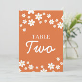 Retro Madelief Oranje Bruiloft Tafel Nummers Kaart (Staand voorkant)