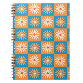Retro madeliefje op blauwe en oranje ruitjes notitieboek