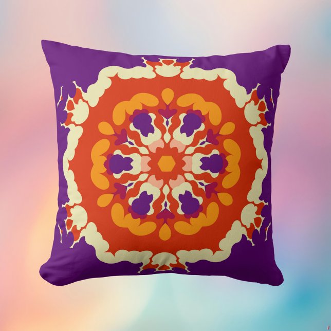 Retro Mandala Paarse rood en Sinaasappel Kussen (Retro Mandala Pillow from Wormhole Orbital)