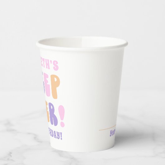 Retro Meisjes Slaap Over Party Papieren Bekers (Links)