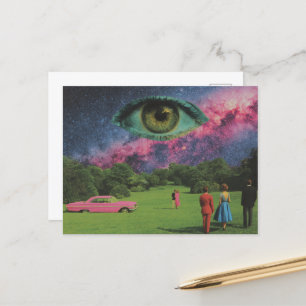 Retro Mensen en Roze Auto met Oog in Hemel Surreal Briefkaart