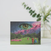 Retro Mensen en Roze Auto met Oog in Hemel Surreal Briefkaart (Staand voorkant)