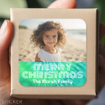 Retro Merry Christmas Stropdas-Dye Blauwgroen Foto Vierkante Sticker<br><div class="desc">Onconventioneel kerstontwerp met een 70s-vibe. Foto met de woorden "MERRY CHRISTMAS" in een retro lettertype dat coördineert met de niet-traditionele achtergrond. Voeg je favoriete foto toe aan dit eclectische en kleurrijke ontwerp. Retro Tie Dye Pattern in een mix van groen en blauwgroen. Als u iets wilt verplaatsen, klikt u op...</div>