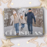 Retro Merry Kersttypografie Feestdagenkaart<br><div class="desc">Vrolijk kersttypografie en je favoriete foto aan de voorkant en je persoonlijke groet aan de achterkant in het teken. *VERANDERT DE KLEUR op de rug van de kaart om uw foto aan te passen. Selecteer Steen voor zwaarste document en High Definition voor de beste fotokwaliteit.</div>