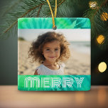 Retro MERRY - Stropdas-Dye Blauwgroen - Foto - 70s Keramisch Ornament<br><div class="desc">Onconventioneel kerstontwerp met een 70s-vibe. VOORKANT - Foto met het woord "MERRY" is in een retro lettertype dat coördineert met de niet-traditionele achtergrond. Voeg je favoriete foto toe aan dit eclectische en kleurrijke ontwerp. BACK - Retro Tie Dye Pattern in een mix van groen en blauwgroen. Als u iets wilt...</div>