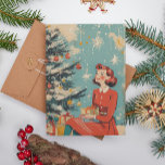 Retro Mid-Century  Illustratie Xmas Feestdagenkaart<br><div class="desc">Stap terug in de tijd met deze charmante retro kerstkaart met een prachtige illustratie uit het midden van de eeuw van een vrouw in een feestelijke omgeving met een kerstboom en ingepakte geschenken. Deze kaart geeft het nostalgische gevoel van het vakantieseizoen van de jaren 1950 weer met zijn levendige kleuren...</div>